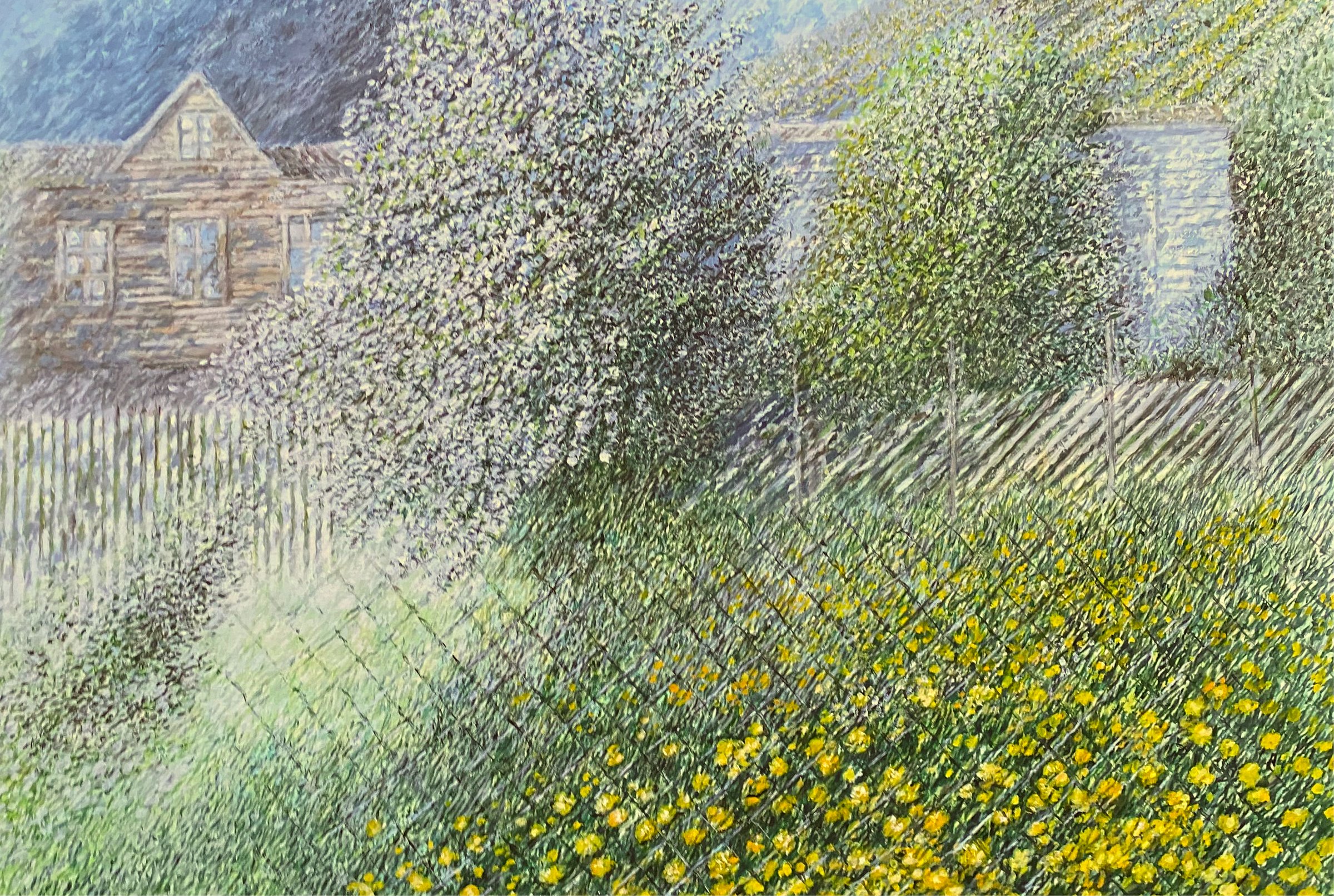 Oljemaleri av et hus bak et stakitt og en eng med gule blomster