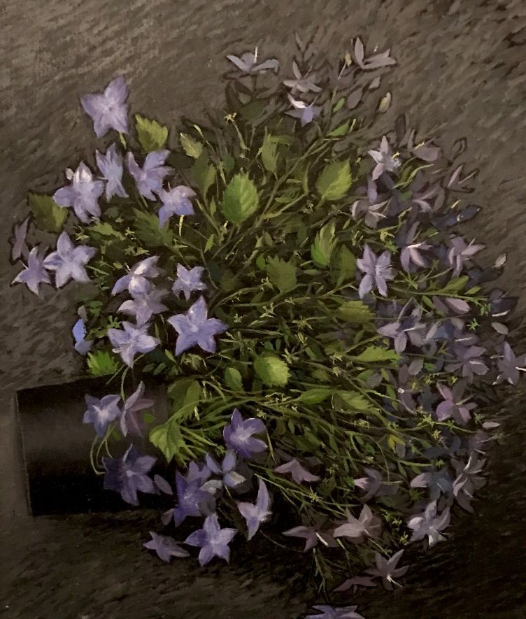 Oljemaleri av lyseblå klokkeblomster som velter ut av en potte